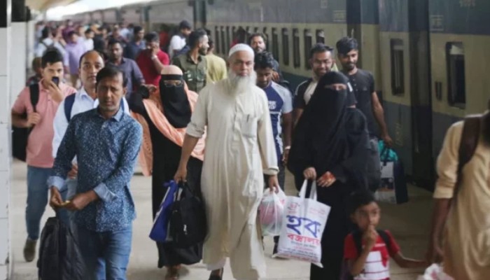 ঈদের ছুটি শেষে ঢাকায় ফিরছে মানুষ